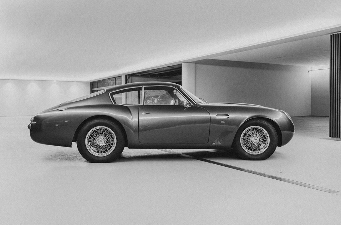 Aston Martin DB4 GT Zagato Recreation – Seitenansicht in Schwarzweiß